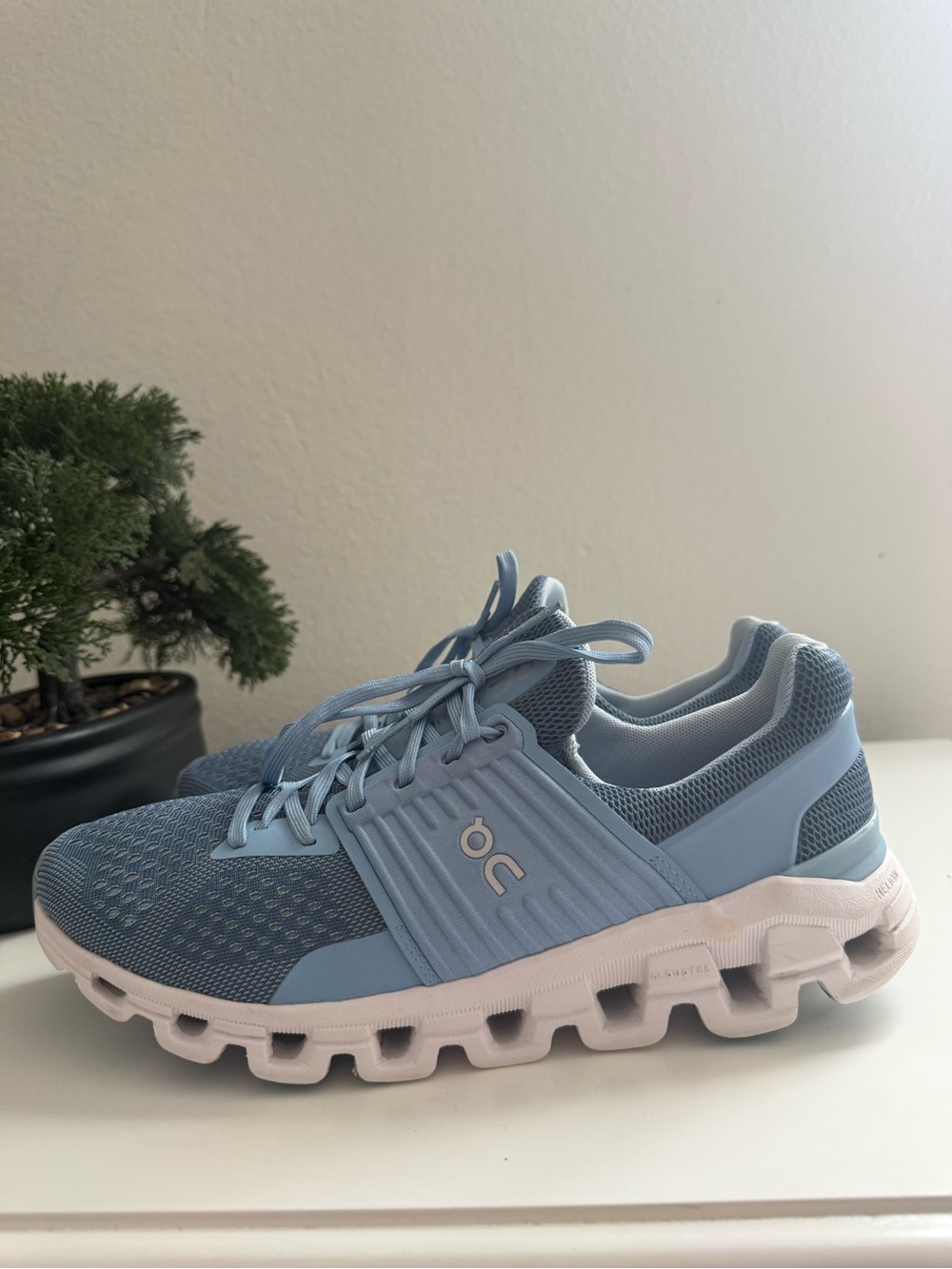 On Running Women size 9  Cloudswift Sneakers in Light Blue and White - Picture 5 of 9